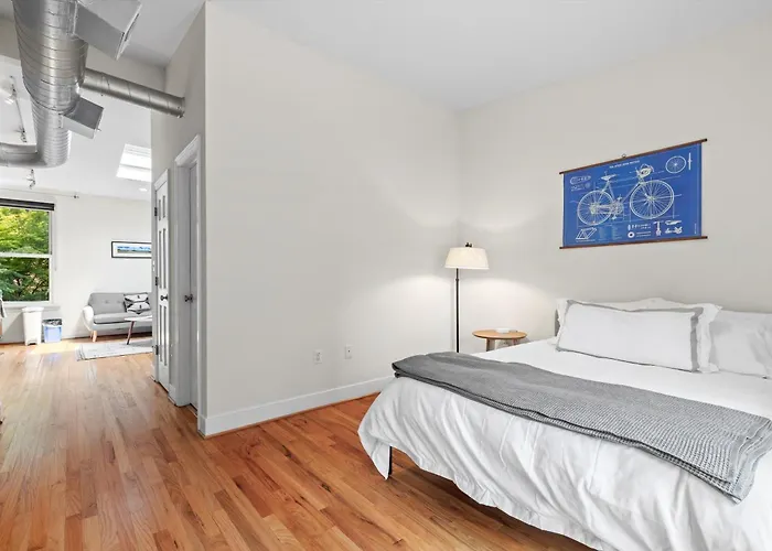 Logan Circle Carriage House 1B-1B Central & Bright