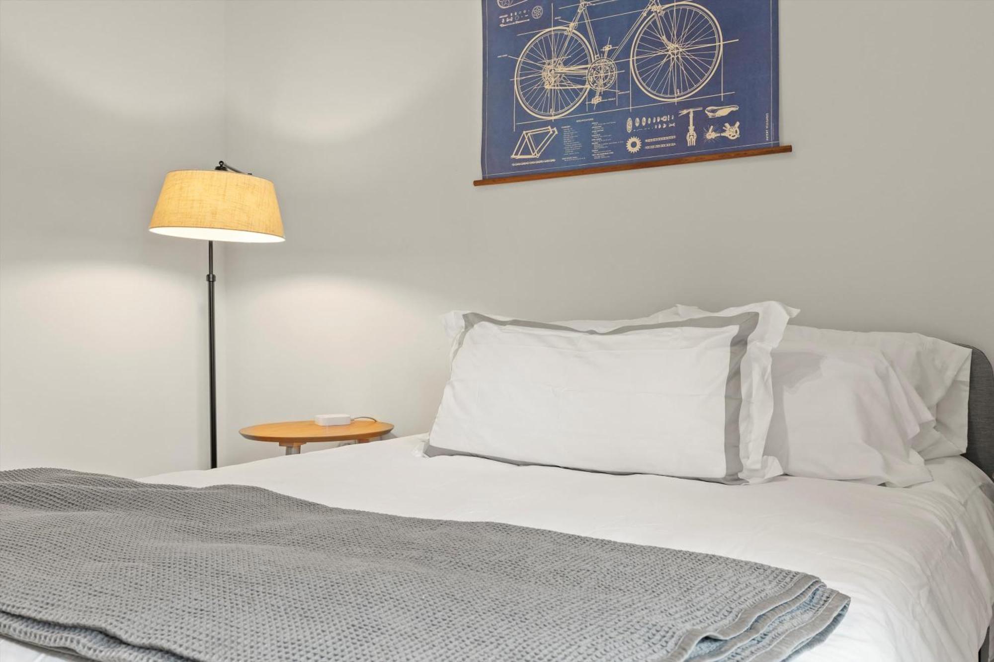 Logan Circle Carriage House 1b-1b & Bright Holiday home *
